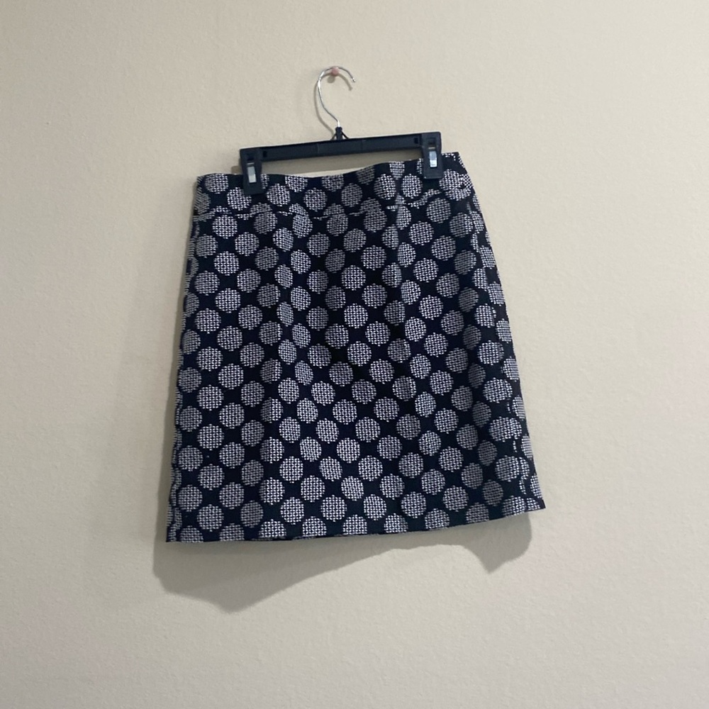 Work skirt with black and white pattern